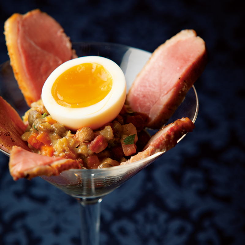 「鴨肉のコンフィレンズ豆とベーコン、半熟卵のサラダ」