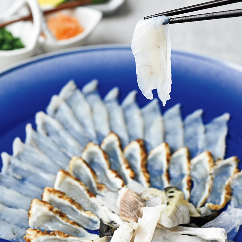 成城ふぐアトリエ「とらふぐと萩産まふぐ焼霜の刺身二種盛り」