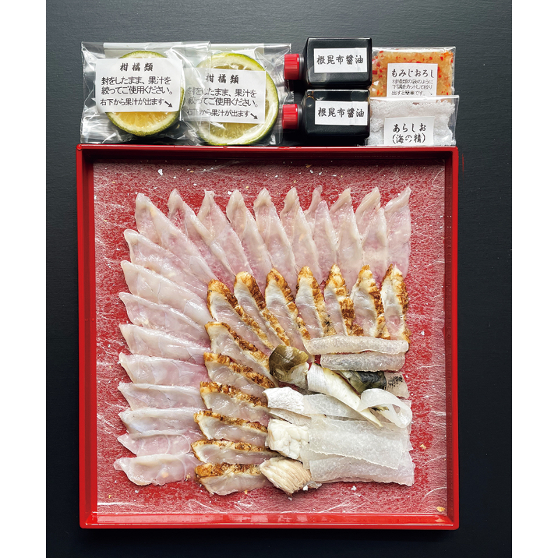 成城ふぐアトリエ「とらふぐと萩産まふぐ焼霜の刺身二種盛り」（2～3人分/とらふぐ刺身・まふぐ焼霜刺身各25g、とらふぐ湯引き皮30g、薬味類（昆布醤油、柑橘類、もみじおろし、塩）/6480円）