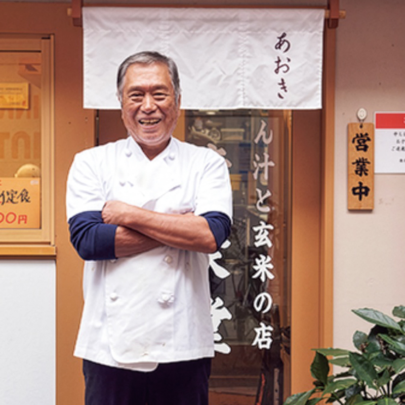 店前に立つ男性