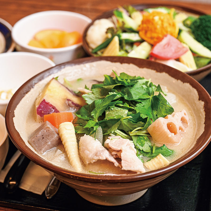 この1杯で1日分の野菜が摂れてしまうのでは？と思えるほど季節の野菜が盛りだくさん。さつまいものやさしい甘みにほっこり