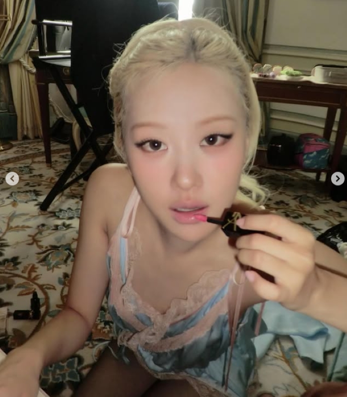 ブラックピンクのロゼはよりキュートに着こなす（Instagramより）