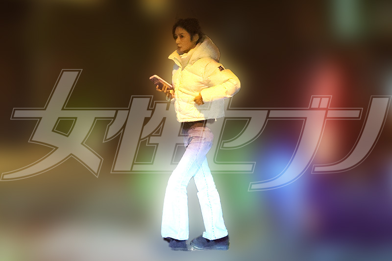 オフホワイトのダウンにパンツスタイル（2025年11月28日撮影）