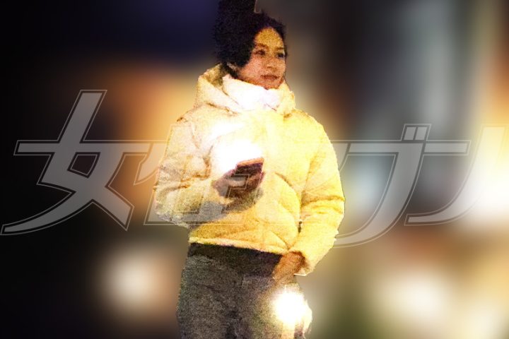 ポケットに手を入れて歩く（2025年11月28日撮影）