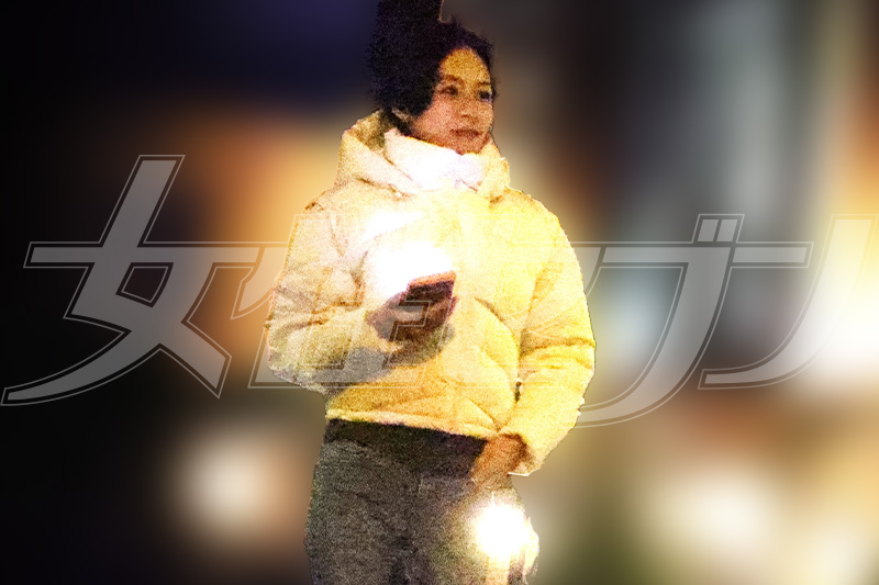 ポケットに手を入れて歩く（2025年11月28日撮影）