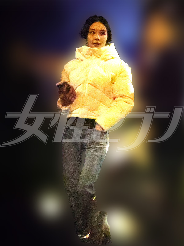 スマホを片手に歩く宮崎（2025年11月28日撮影）