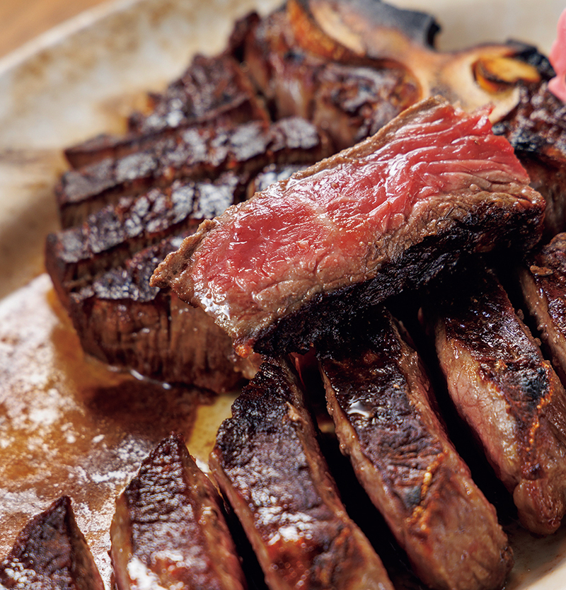 最後はお肉でパワーチャージを！（撮影／玉井幹郎）