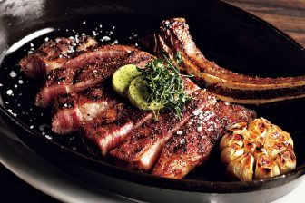 《年末年始のごほうびに》高温で焼き上げた熟成肉は華やかさも旨みもケタ違い【NY発絶品ステーキ名店】厳選5店！プロが教える「おうちでのステーキ焼き方」も紹介
