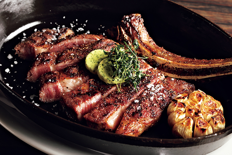 ドライエイジングで乾燥熟成させ、高温で焼き上げるのが特徴のNYステーキは、今年一年のごほうびにぴったり！（撮影／菅井淳子）