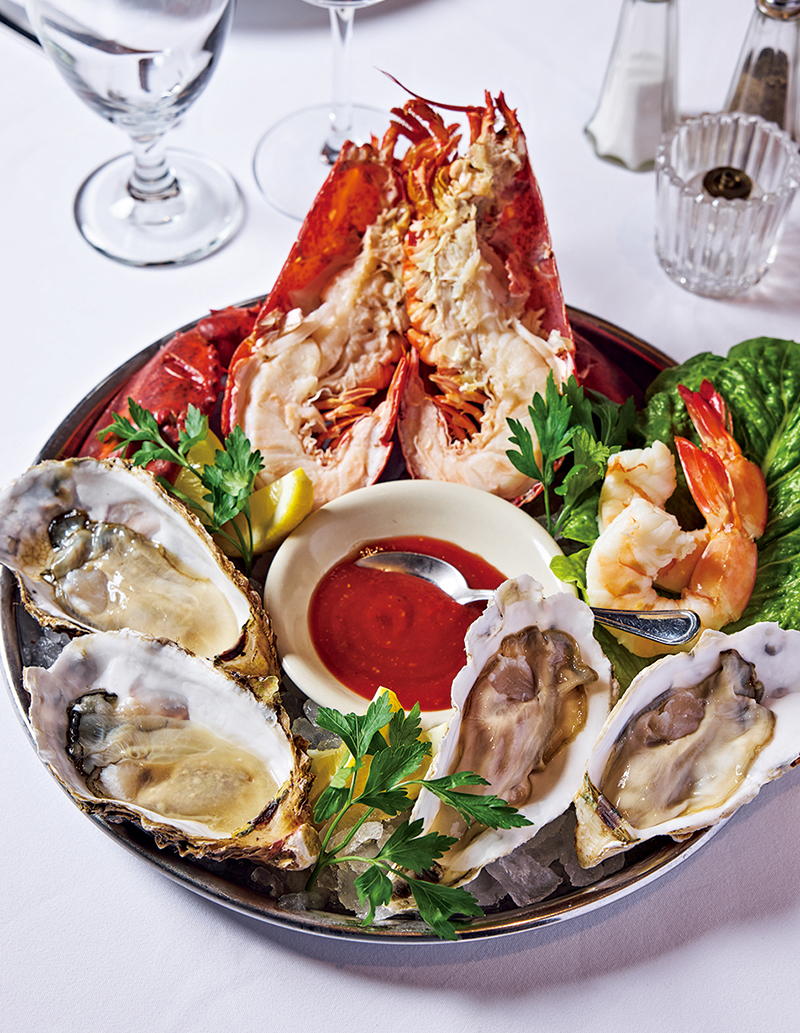 カナダ産のロブスターや産地の異なる牡蠣を贅沢に盛りつけたシーフード プラッター（6980円）（撮影／鈴木泰介）