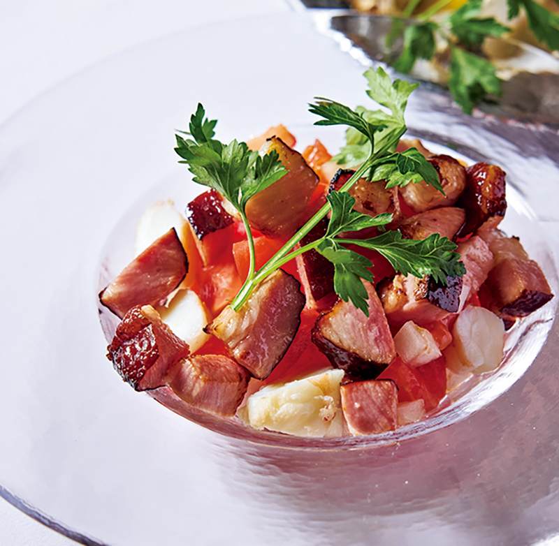 エンパイア サラダ（2480円）は、トマトと玉ねぎのサラダに弾力あるベーコンをゴロッとのせて（撮影／鈴木泰介）