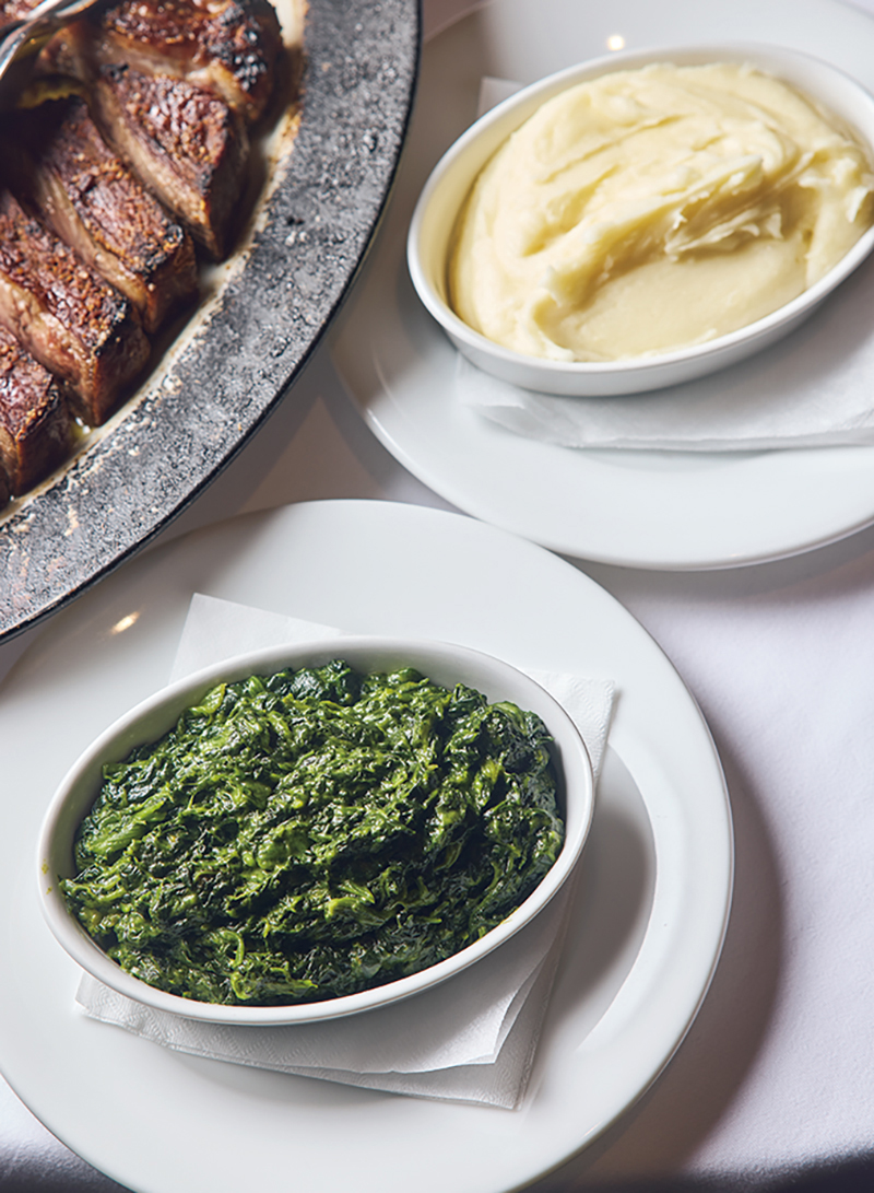 なめらかな口当たりのマッシュポテト（1600円）とクリームスピナッチ（1700円）は、不動の組み合わせ（撮影／鈴木泰介）