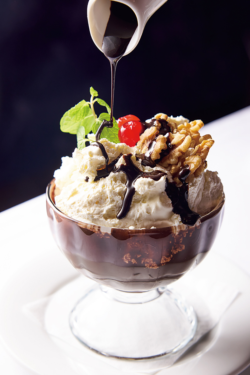 脂肪分が少なめの生クリームで作るホットファッジサンデー（1500円）は甘さ控えめで口直しのデザートに◎（撮影／鈴木泰介）
