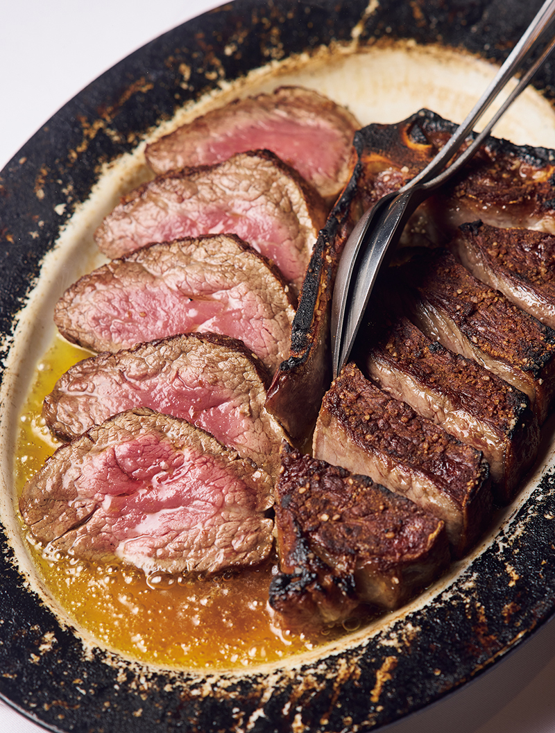 2つの部位を堪能できるエンペラーステーキ（2名用／3万9600円）（撮影／鈴木泰介）