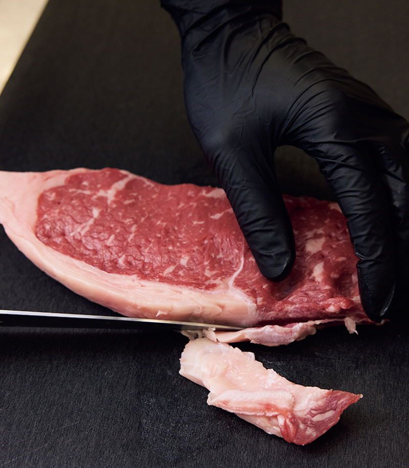 硬い“鬼筋”を取り除く（撮影／鈴木泰介）