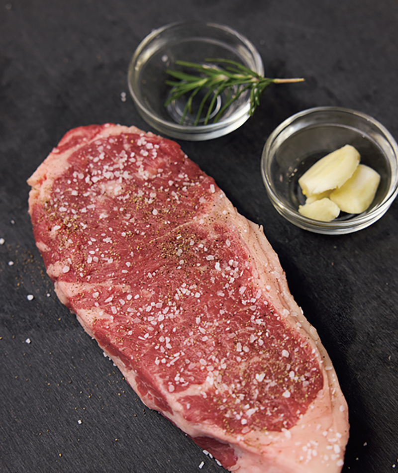 塩・こしょうを片面に振る（撮影／鈴木泰介）