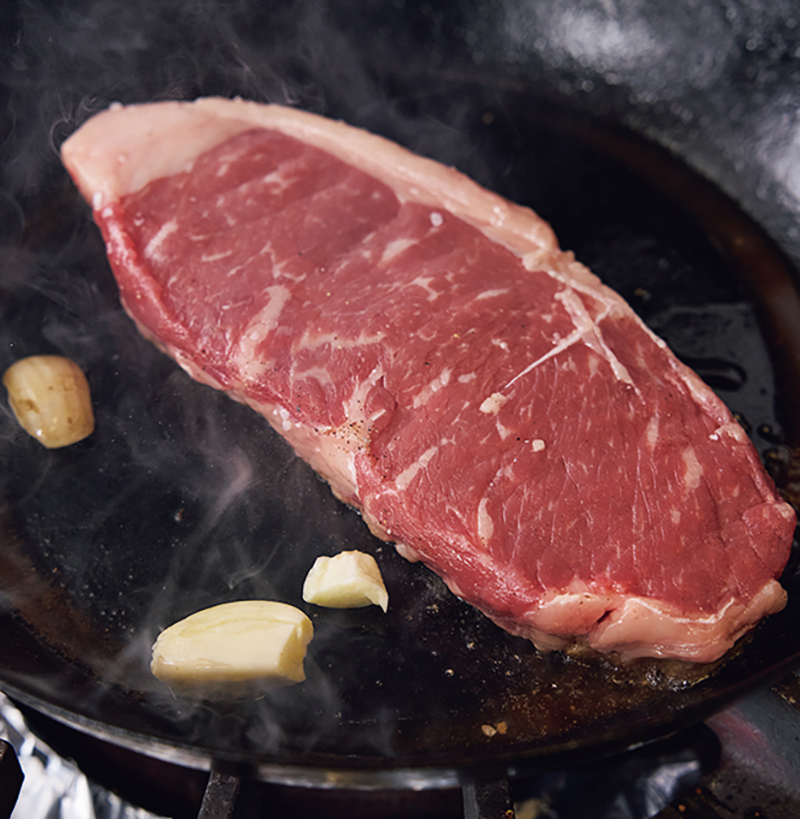 強火で1分、弱火で1分焼く（撮影／鈴木泰介）