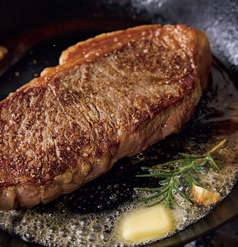 ひっくり返して追いバターを！（撮影／鈴木泰介）