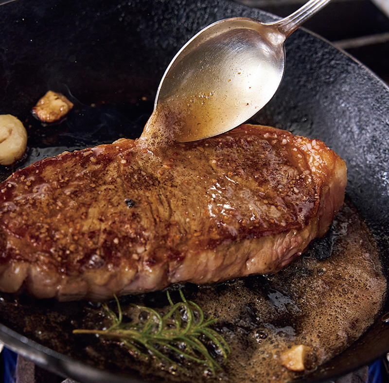 溶けたバターをたっぷりかける（撮影／鈴木泰介）