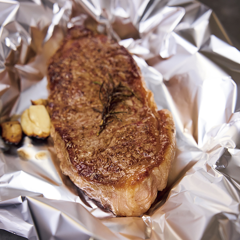 アルミ箔で包み余熱で火を入れる（撮影／鈴木泰介）