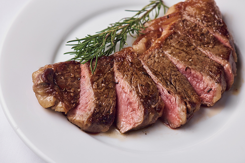 極上の焼き加減に（撮影／鈴木泰介）