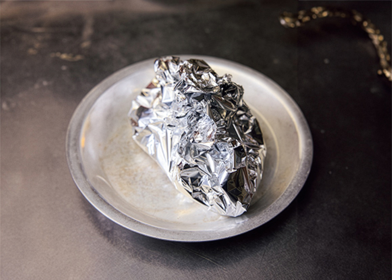 アルミ箔で包み、3〜5分置く（撮影／鈴木泰介）