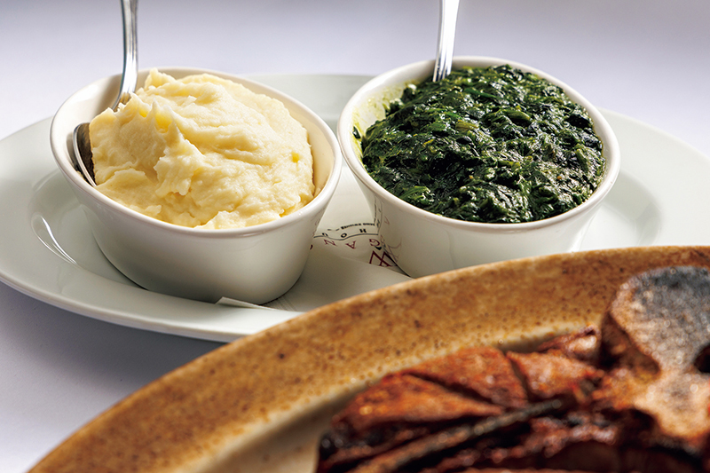 ステーキとの相性抜群のマッシュポテト（1760円）とクリームスピナッチ（1760円）（撮影／玉井幹郎）