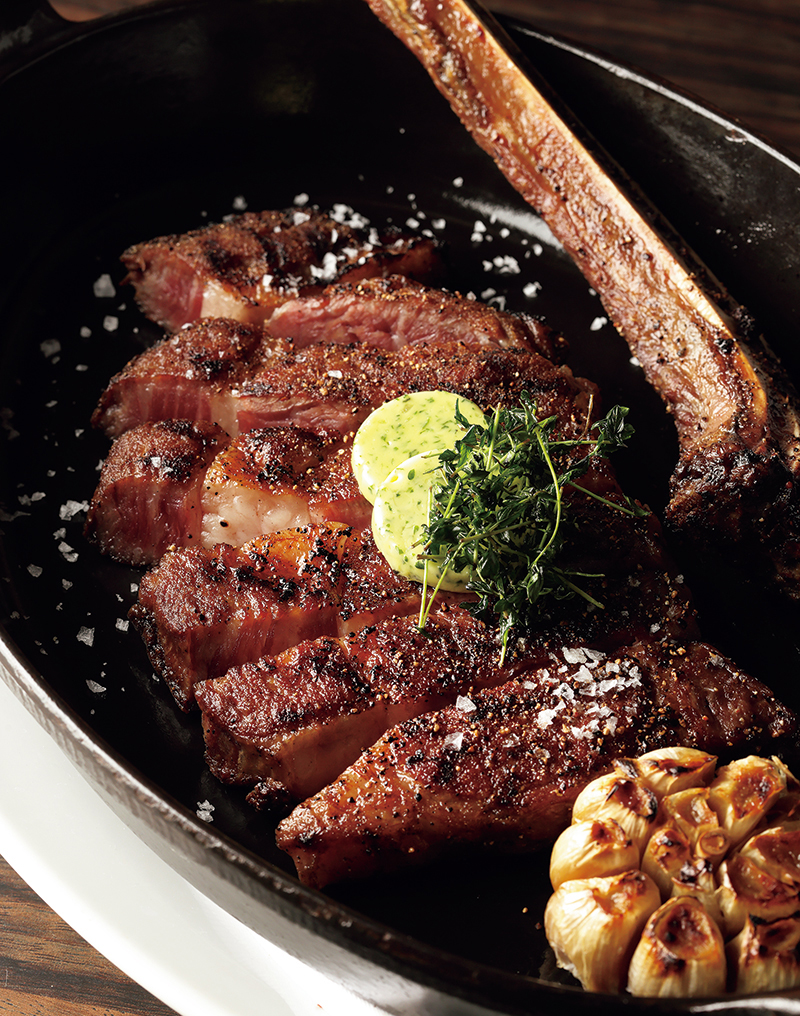 肩ロースとサーロインの間の希少部位・リブアイを骨付きのまま焼いたトマホーク（600g／2万4000円）（撮影／菅井淳子）