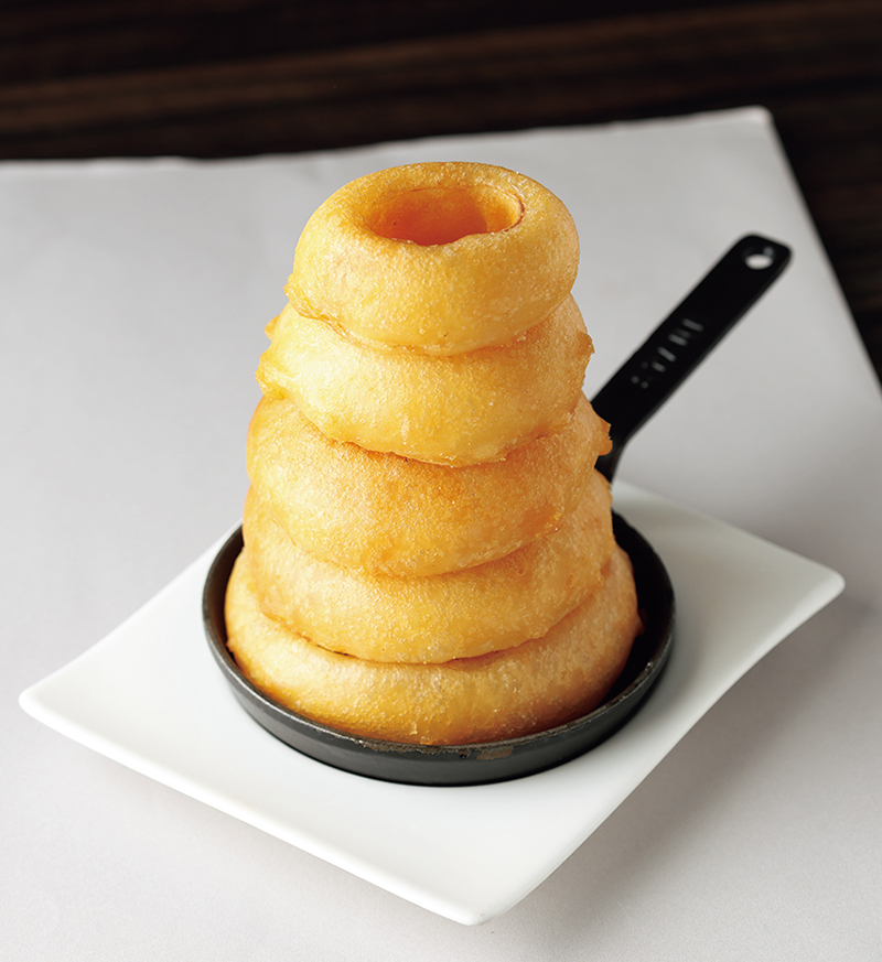 厚く切った玉ねぎをカラッと揚げたオニオンリング（1400円）（撮影／菅井淳子）