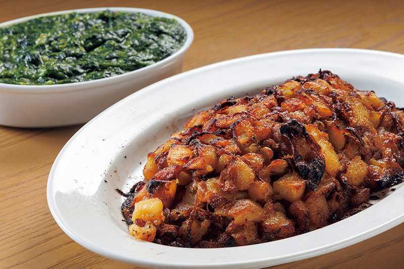 クリームドスピナッチ（2000円）とルーガーズ スペシャル ジャーマン フライドポテト（1900円）（撮影／玉井幹郎）