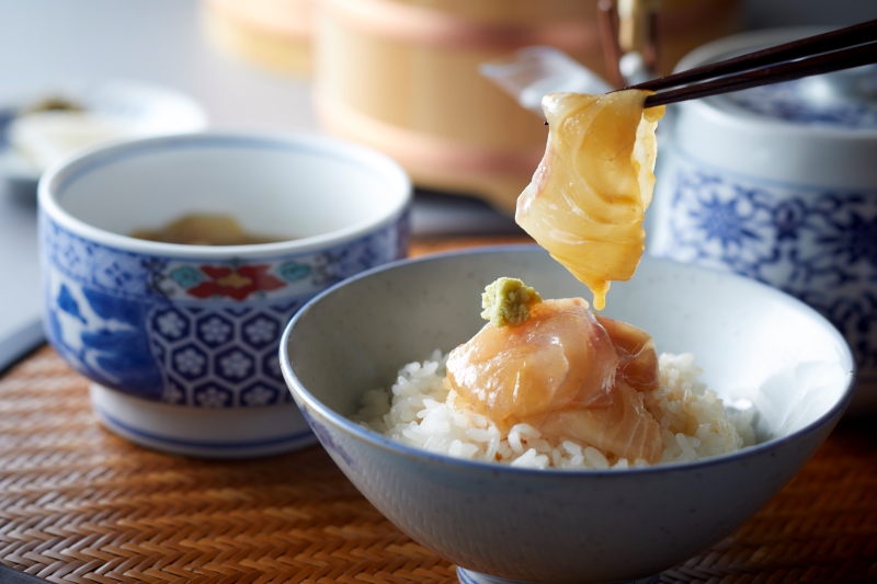 一子相伝の秘伝たれでいただく鯛茶漬けも絶品