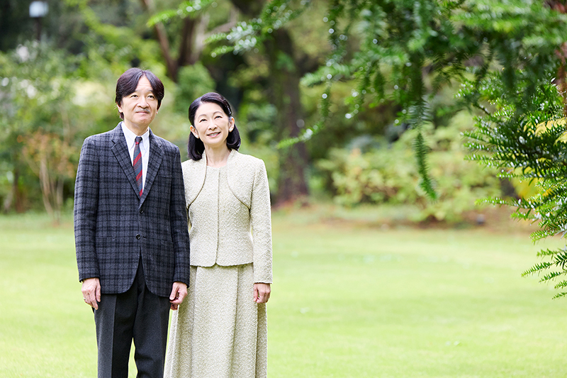 今年からご夫妻のみとなられた誕生日の近影写真（宮内庁提供）