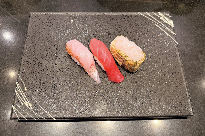 左からのどぐろ、中トロ、白えびの贅沢三種盛り（1540円）（写真提供／こだわりの活き 廻る富山湾 すし玉）