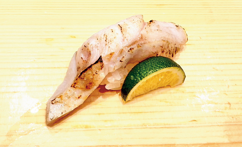炙りの香ばしさと、とろける脂が濃厚なのどぐろ炙り（660円）（写真提供／こだわりの活き 廻る富山湾 すし玉）