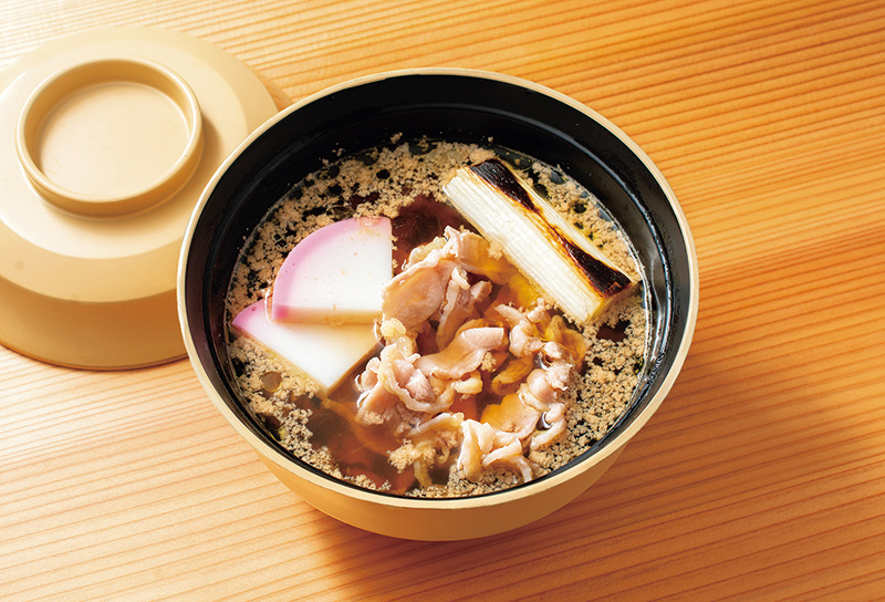 だしに親鶏の脂や旨みが溶け込んだ郷土料理。常連客は必ず注文する一杯。かしわ抜き（407円）（写真提供／超美食回転寿司なごやか亭）