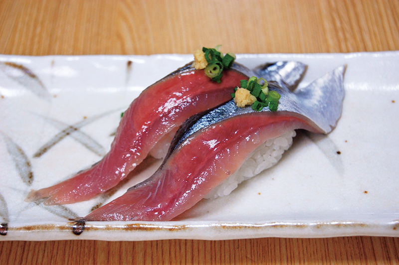 道東の港で水揚げされたとろける一品。さんま握り（352円）（写真提供／回転寿し トリトン）