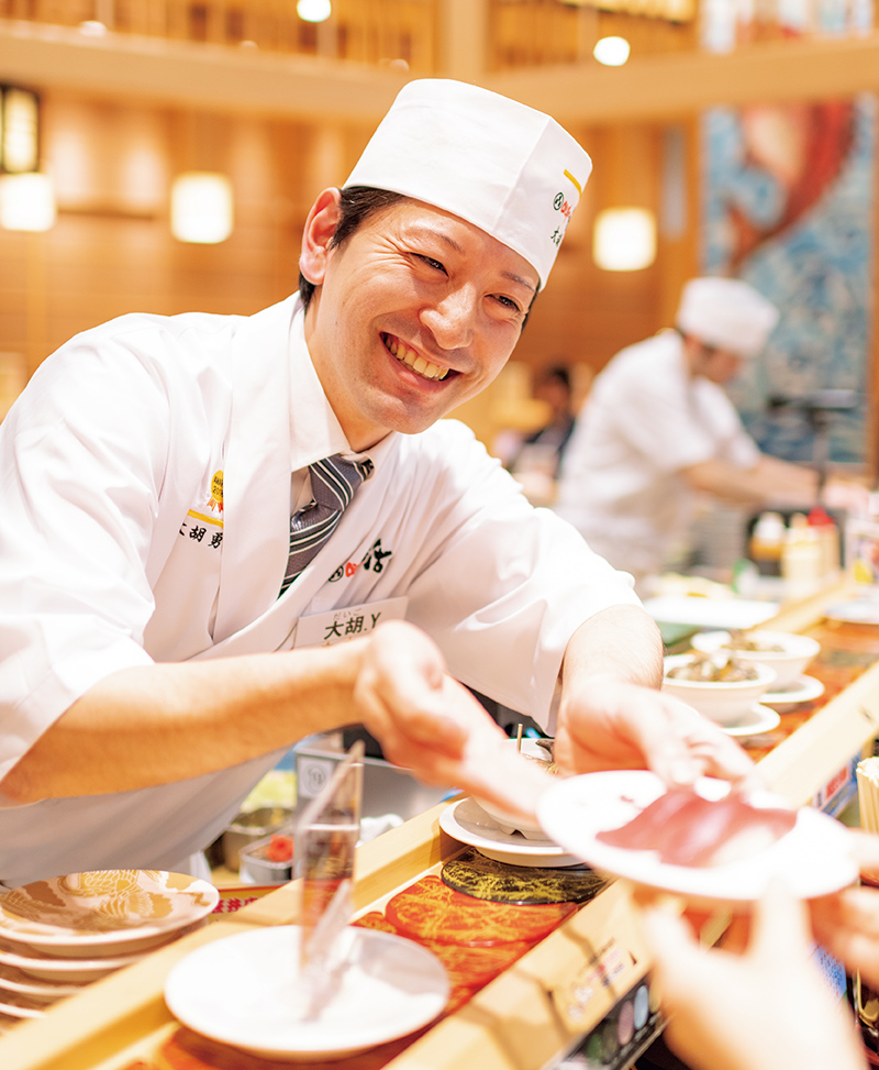 「回し寿司 活  グランツリー武蔵小杉店」の職人さん（写真提供／回し寿司 活）