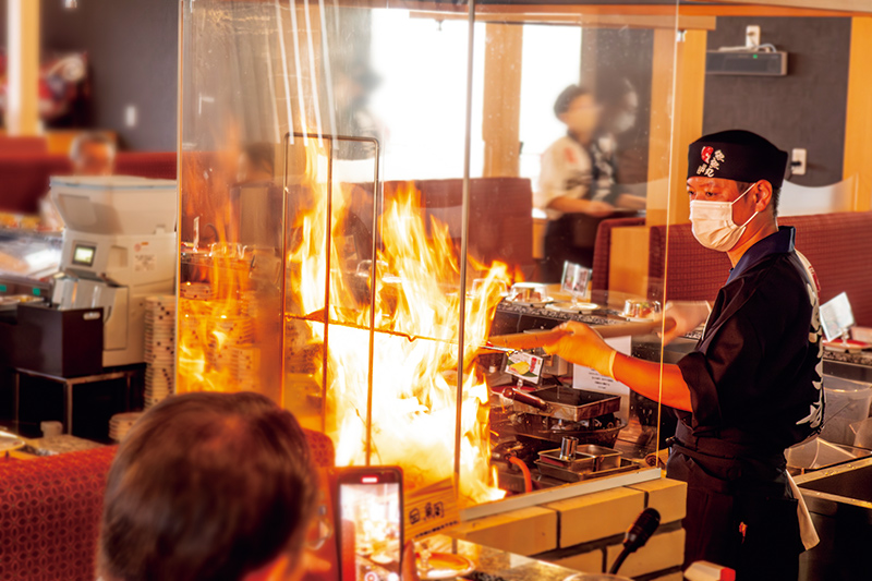 1日に数回行われる藁焼きショー（写真提供／廻鮮江戸前すし 魚魚丸）