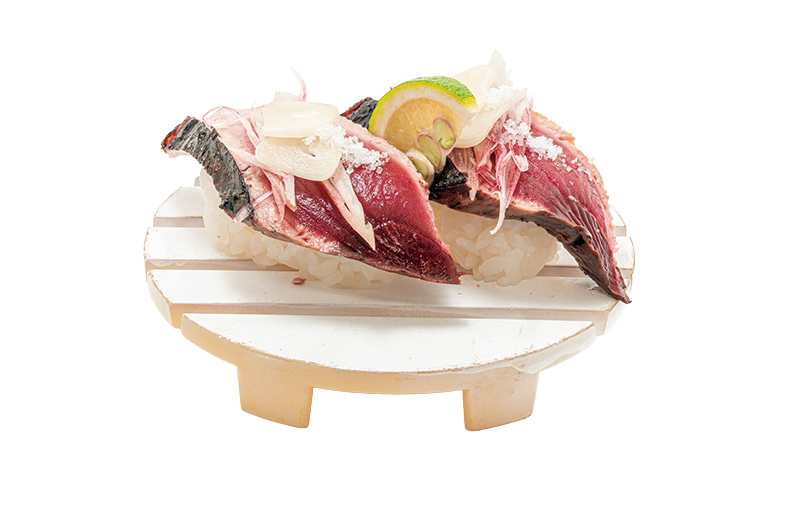 藁焼きかつおにぎり（506円）（写真提供／廻鮮江戸前すし 魚魚丸）