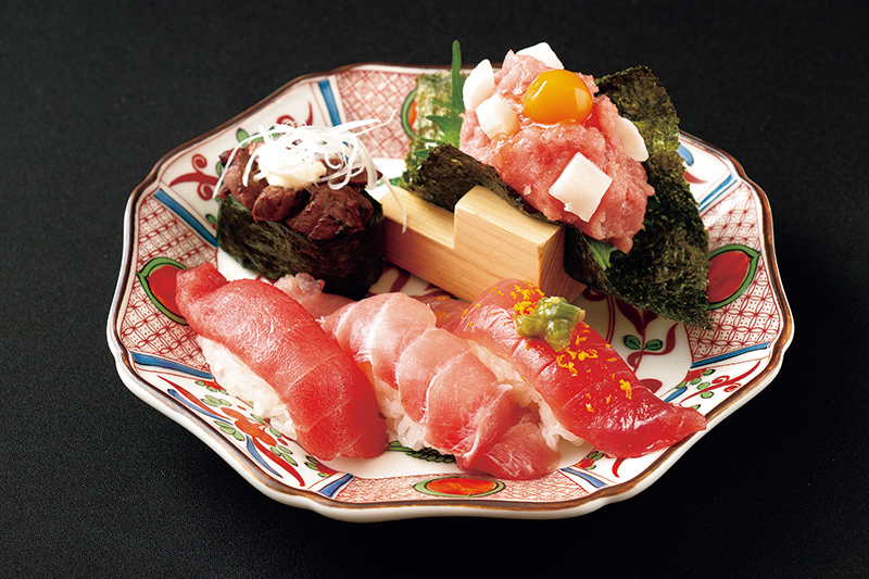 本鮪中トロ・バチ鮪ハラミ・塩漬け鮪・鮪カルビ軍艦など多彩な部位を楽しめる、九代目 鶴舞う鮪盛り（1485円）（写真提供／群馬を握る、まぐろ問屋 いちもん）