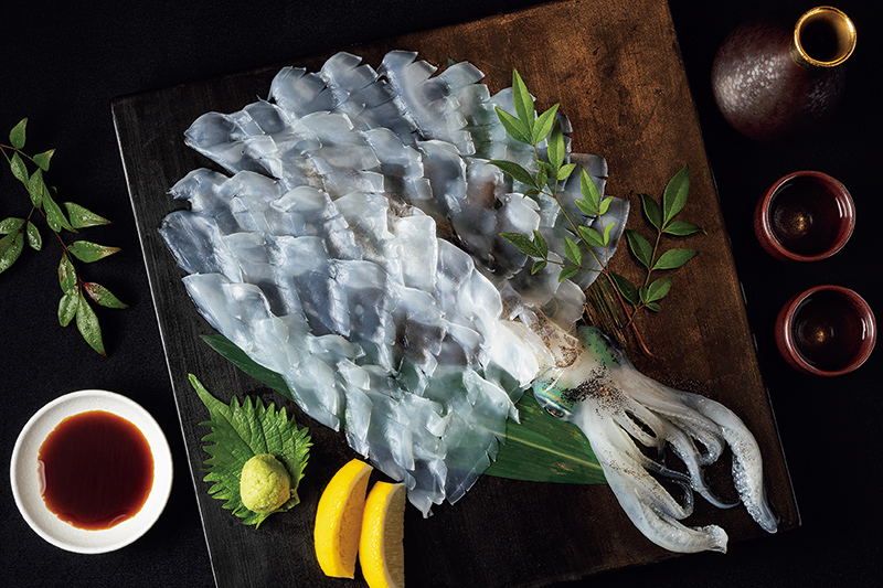 呼子直送！アオリイカの活き造り（5980円）（写真提供／博多割烹流れ鮨 海進丸）