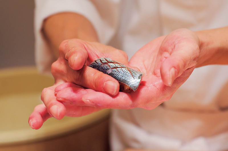 自家製小肌（460円）（写真提供／廻転鮨 銀座おのでら）