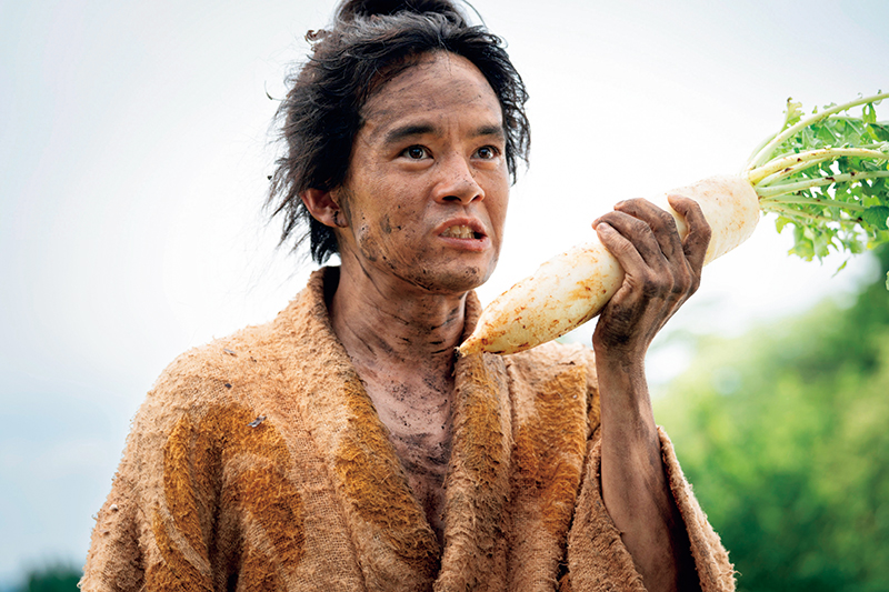 泥大根をパクリと食べる藤吉郎（写真／NHK提供）