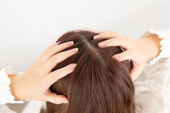 《1日2分》「白髪が目立たなくなった」「髪が立ち上がる」美髪や小顔効果も期待の“頭皮ほぐし”の…