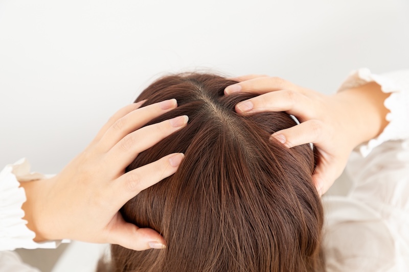 頭皮を揉んでいる