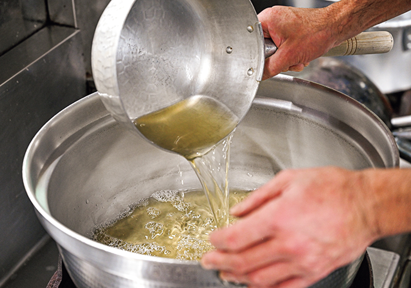 だし汁を鍋に入れている