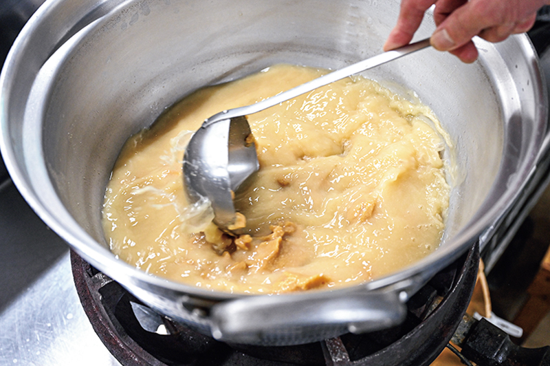 白みそを溶いている