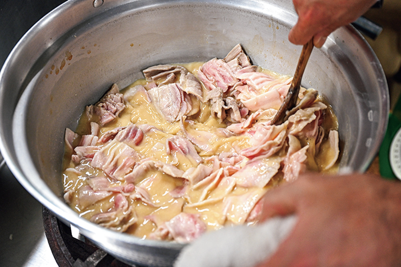 肉をほぐしている