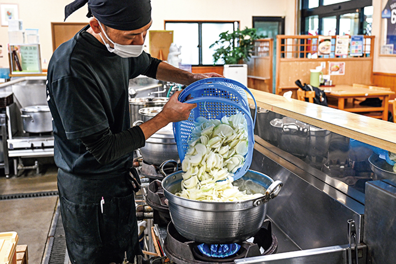 鍋に玉ねぎを入れている