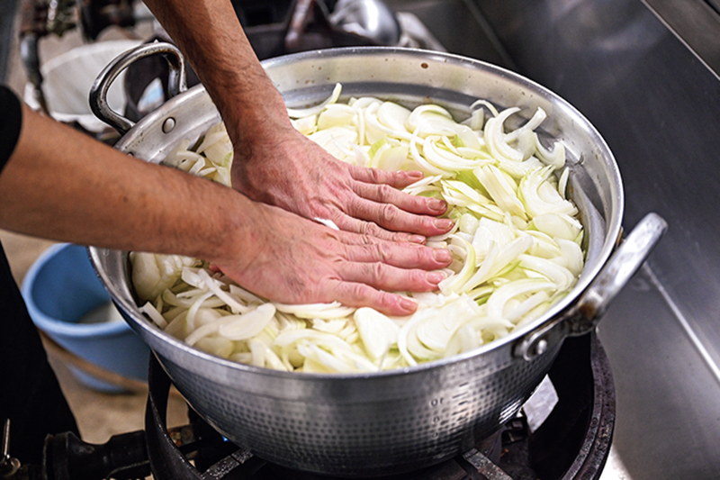玉ねぎをならしている